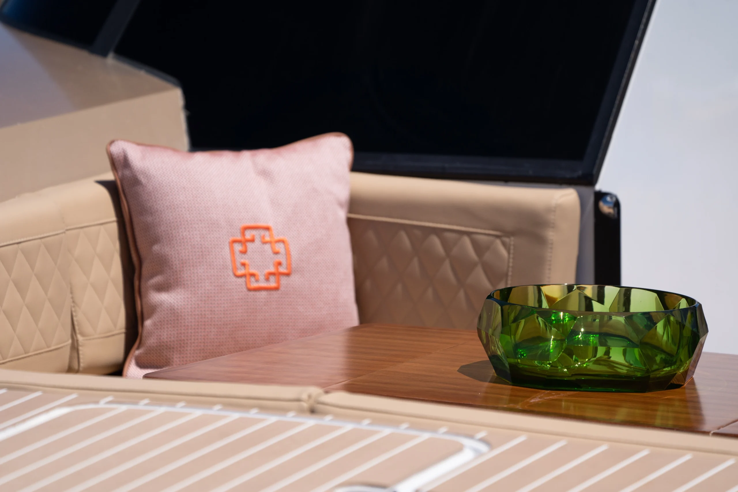 House of Hütter - Moneypenny - Imagen 12